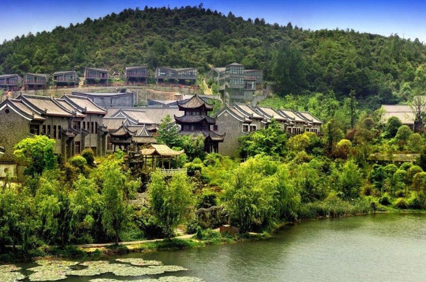 帮帮侠热评:老人倒地瞬间 女子用包托住头